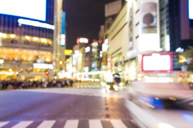 Hareket bulanık araba taşıma gece hayatı Shibuya Tokyo, Japonya