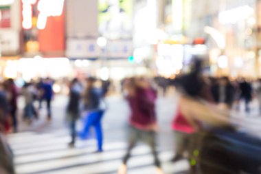 Gece hayatı Shibuya birçok kişi Tokyo Japonya üzerinde Street arka plan bulanıklık