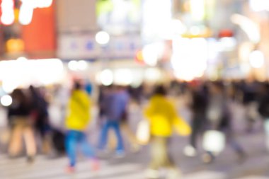 Gece hayatı Shibuya birçok kişi Tokyo Japonya üzerinde Street arka plan bulanıklık