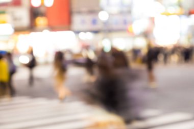 Gece hayatı Shibuya birçok kişi Tokyo Japonya üzerinde Street arka plan bulanıklık