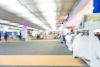 Yolcular arka plan bulanık yürüme ile Havaalanı koridorda ufuk yolcu