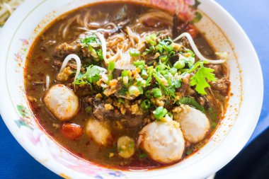 Tay dili genellikle köriler ile yenen erişte pirinç. Kuzey Tayland ünlü gıda