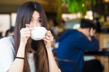 Asya Üniversitesi kadın latte sanat bir kafede kahve içme kahve Kütüphane portresi