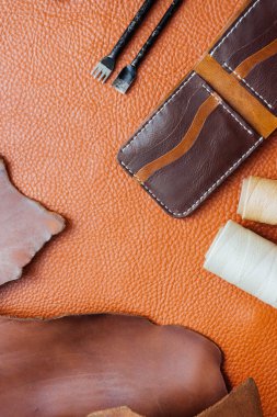 Deri el sanatları için cüzdan deri craftman'ın çalışma masası üzerinde aracı ile çalışma .