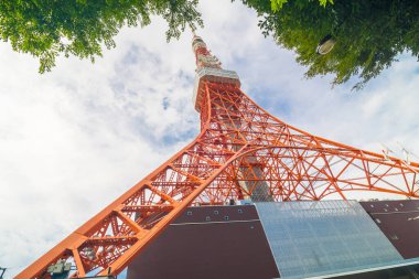 Tokyo kule mavi gök yeşil ağaç yaprak ön plan, Modern mimarisi ile güneş günü