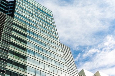 Yansıma dayligh mavi gökyüzü arka plan olarak bina penceresinin uprisen görünümü