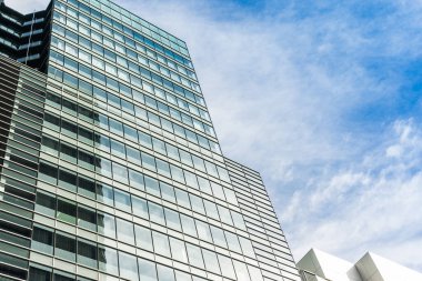Modern ofis yansıma mavi arka plan ile uprisen pencere görünümü oluşturma