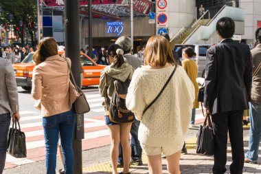 Tokyo, Japonya - 24 Ekim 2016: Shibuya, Shibuya tren istasyonu çevreleyen alışveriş bölgesi burası. Bu alan 24 Ekim 2016 üzerinde moda merkezlerinden biri olan ve Japonya'nın büyük gece hayatı bilinir.