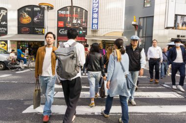 Tokyo, Japonya - 24 Ekim 2016: Shibuya, Shibuya tren istasyonu çevreleyen alışveriş bölgesi burası. Bu alan 24 Ekim 2016 üzerinde moda merkezlerinden biri olan ve Japonya'nın büyük gece hayatı bilinir.