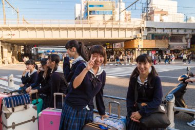 Tokyo, Japonya - 20 Ekim 2016 - tokyo seyahat için Bagaj ile Japon okul kız grubu