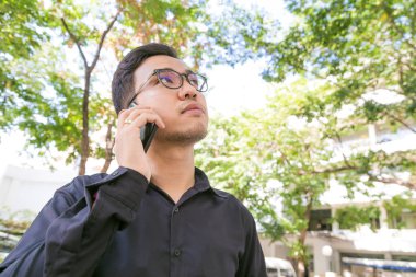 Yeşil park, iletişim iş kavramı cep telefonu konuşurken iş adamı