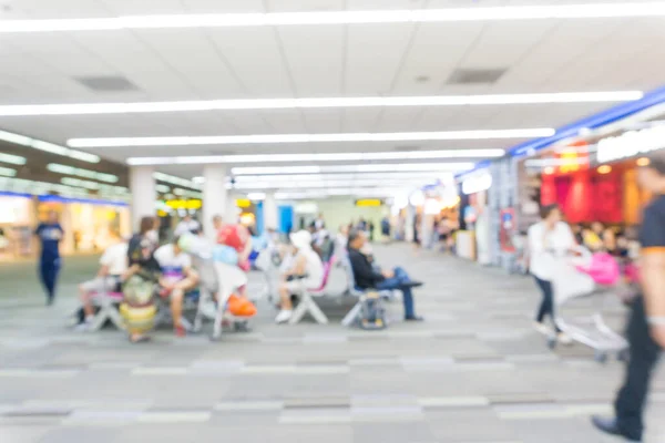 Passageiro Desfocado Corredor Aeroporto Com Viajantes Ambulantes Fundo Turvo — Fotografia de Stock