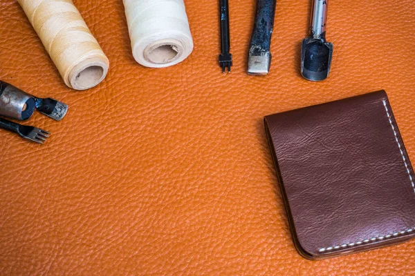 皮夹皮革工艺在皮革工匠的办公桌上使用工具 — 图库照片