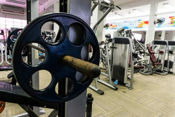 Wnętrze Nowoczesna Siłownia Fitness Wyposażeniem Maszyny Sala Gimnastyczna — Zdjęcie stockowe