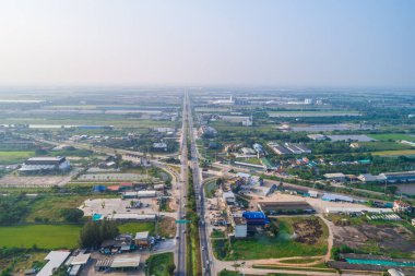 Kuş bakışı taşıma araba ağaç kırsal yol Tayland ile yolda