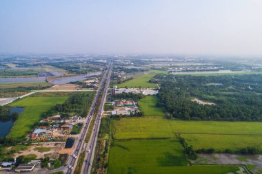 Kuş bakışı taşıma araba ağaç kırsal yol Tayland ile yolda