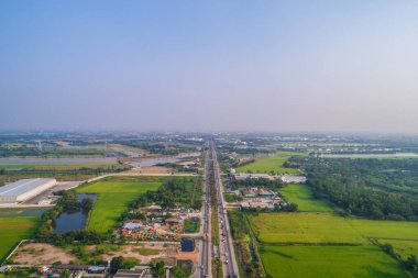 Kuş bakışı taşıma araba ağaç kırsal yol Tayland ile yolda