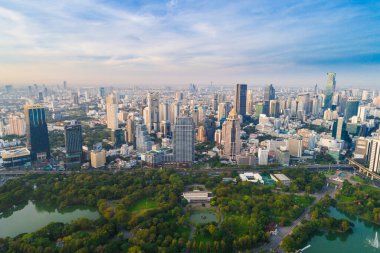 Sathorn ilçesi Bangkok 'taki Lumpini Park şehir merkezli havaalanı manzaralı ofis binası.
