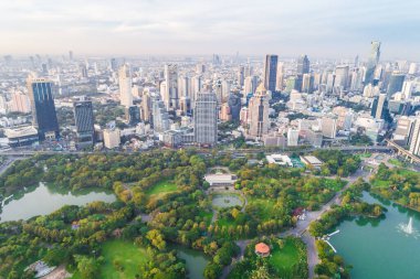 Sathorn ilçesi Bangkok 'taki Lumpini Park şehir merkezli havaalanı manzaralı ofis binası.