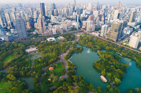 Sathorn ilçesi Bangkok 'taki Lumpini Park şehir merkezli havaalanı manzaralı ofis binası.