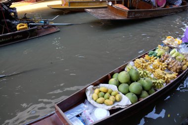Meyve ve yerel gıda yüzen pazarda teknede satmak, Tayland