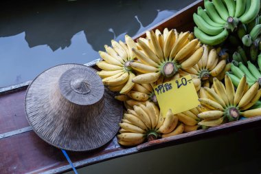 Meyve ve yerel gıda yüzen pazarda teknede satmak, Tayland