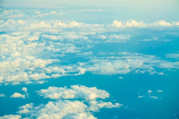 空中云雾天空与乘坐太阳的浅蓝色天空背景从飞机上看 — 图库照片