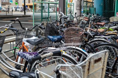 Tokyo Japonya 'da bisiklet parkı açık hava klasik bisiklet