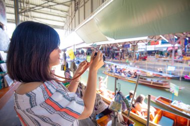 Güzel bir turnuva kadını Amphawa 'da fotoğraf çektirirken Tayland' da çok popüler bir pazardır.