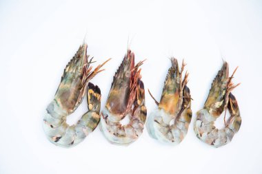 Taze kaplan karidesi, deniz ürünleri menüsünde pişmeye hazır.