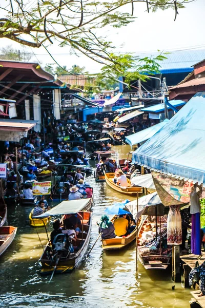 Bangkok March 2017年3月25日在曼谷的Damnoen Saduak浮动市场与游客的船务服务 泰国Damnoen Saduak运河仍然流行的传统买卖场所 — 图库照片