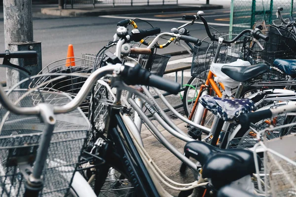 Tokyo Japonya 'da bisiklet parkı açık hava klasik bisiklet