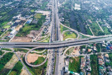 Ulaşım kesişim kırsal olan yol araba yeşil ağaç, taşıma kavramı yeşil