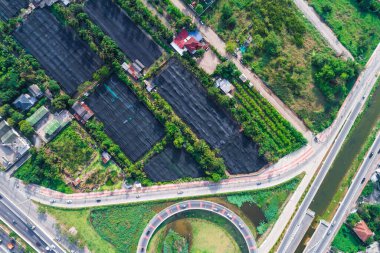 Ulaşım kesişim kırsal olan yol araba yeşil ağaç, taşıma kavramı yeşil
