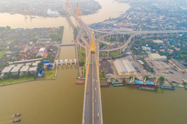 Sabah gün doğumunda Bhumibol köprüsü üzerinde trafik yolu ile Bangkok şehir binasının havadan görünümü