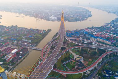 Sabah gün doğumunda Bhumibol köprüsü üzerinde trafik yolu ile Bangkok şehir binasının havadan görünümü
