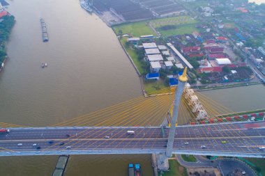Sabah gün doğumunda Bhumibol köprüsü üzerinde trafik yolu ile Bangkok şehir binasının havadan görünümü