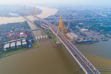 Sabah gün doğumunda Bhumibol köprüsü üzerinde trafik yolu ile Bangkok şehir binasının havadan görünümü