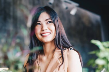 Seksi kadın portre modern restoran kameraya bakarak bir yemek için bekleyen güzel kadınların, yakın çekim