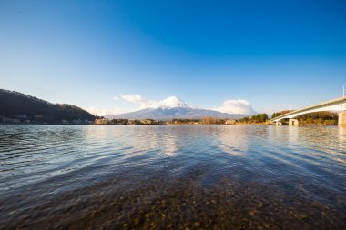 Mt. Shoji Gölü 'nde kar yağan Fuji, Yamanashi Bölgesi, Japonya