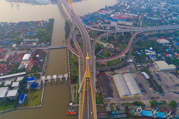 Sabah gün doğumunda Bhumibol köprüsü üzerinde trafik yolu ile Bangkok şehir binasının havadan görünümü