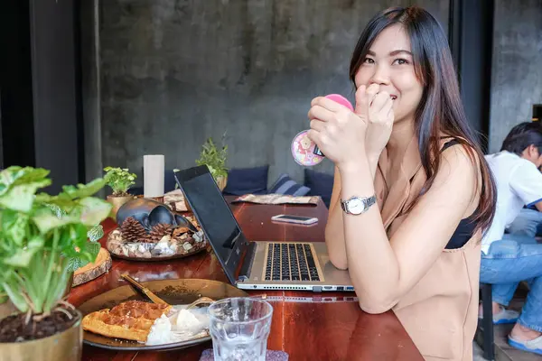 Biznes Casial Kobieta Siedzi Kawiarni Używać Smartfona Połączenia Online Praca — Zdjęcie stockowe