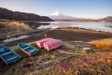 Fujisan Dağı 'nın su üzerindeki yansıması. Gün doğumuyla Kawaguchiko Gölü kar manzarası, Japonya.