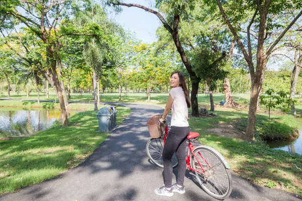 Schöne Asiatische Frau Mit Fahrrad Auf Der Grünen Wiese Baumpark — Stockfoto