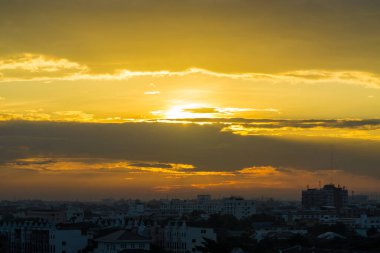 Bangkok, Tayland 'da bulutlu ve binalı gün doğumu