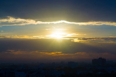 Bangkok, Tayland 'da bulutlu ve binalı gün doğumu