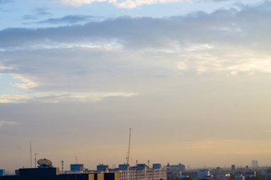 Bangkok, Tayland 'da bulutlu ve binalı gün doğumu