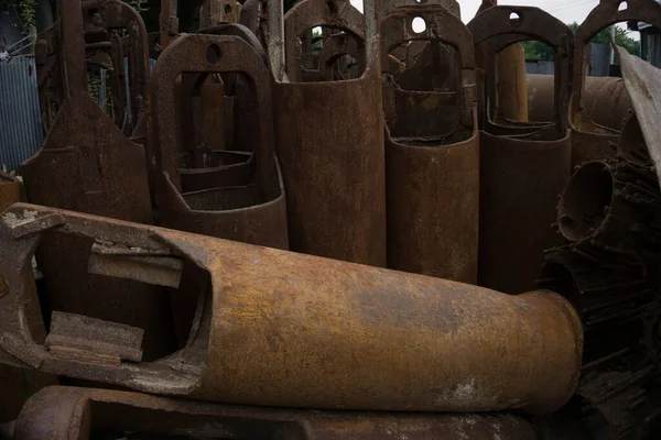 修理工場古いエンジンの重工業の掘削機の部品の修理 — ストック写真