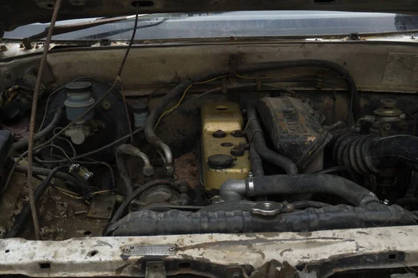 修整车间老旧发动机重工业中的掘进机零件修理 — 图库照片