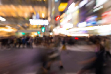 Şehir binası Shibuya Japonya ile iş bölgesinde yürüyen bulanık insanlar